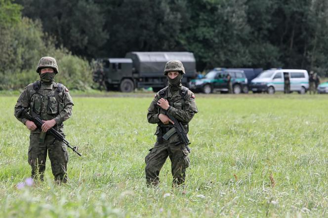 Usnarz Górny: Drut kolczasty na granicy, gdzie kolejny dzień koczują imigranci z Afganistanu