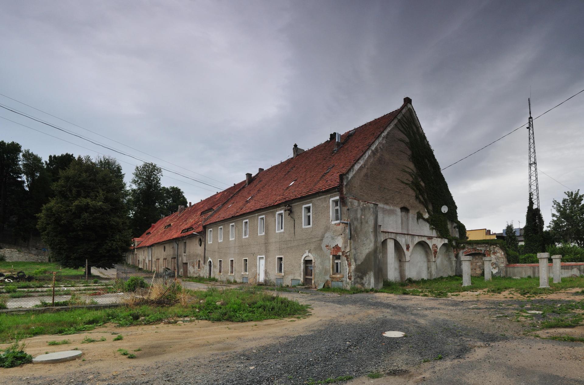 Pałac Sobieszów przed remontem – Wielka Stajnia z zawaloną częścią