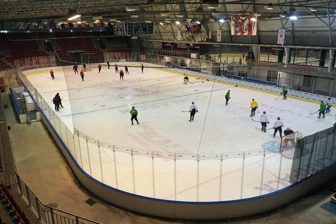 Lodowisko przy Siedleckiego już po remoncie. Nowe bandy, boksy i bramki 