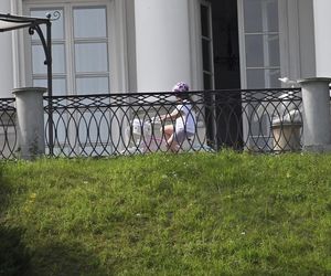 Kasia Nawrocka czuje się już w Belwederze jak u siebie! Przemieszcza się na rowerku!