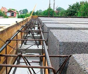 Oparcie stropu gęstożebrowego na ścianach z betonu komórkowego. Montaż belek stropowych i zbrojenie wieńca