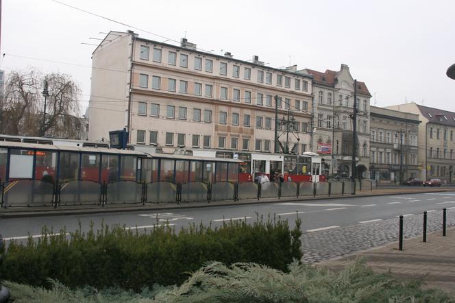 Wielki, szpecący baner zniknął z centrum Bydgoszczy. Miasto walczy z reklamową samowolą.