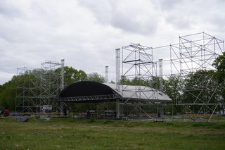 Miasteczko juwenaliowe w budowie