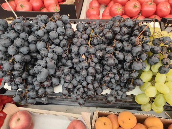 Winogrona na łódzkich targowiskach i w marketach. Sprawdź, ile kosztują [ZDJĘCIA]