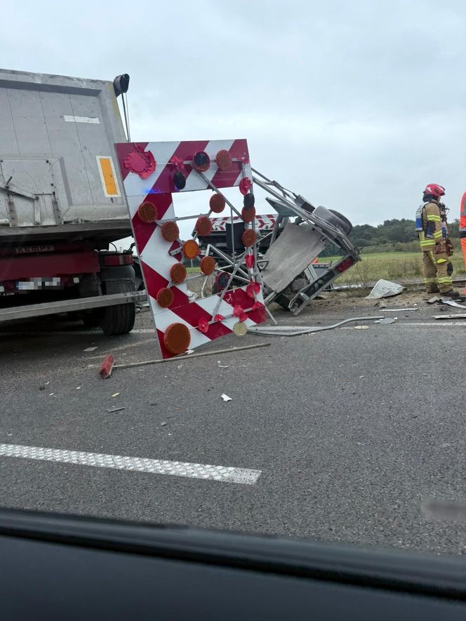 Wypadek na S5 niedaleko Kościana. TIR wjechał w pojazd służby drogowej