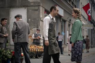 Wojenne dziewczyny 5 sezon odc. 54. Sońka (Mateusz Rzeźniczak), Ewka (Vanessa Aleksander)