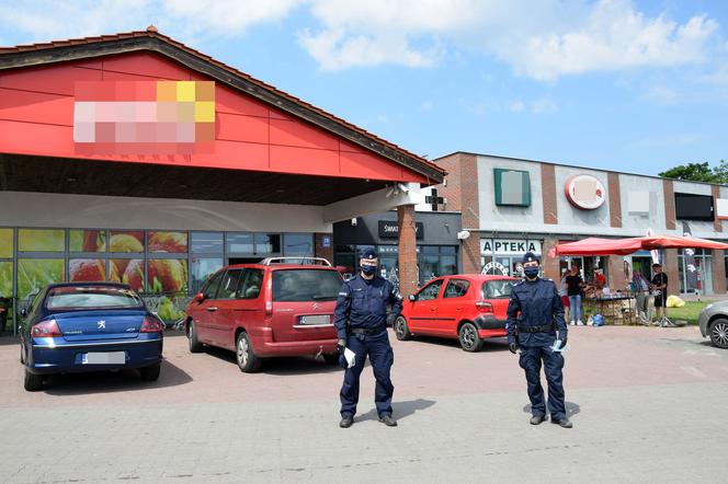 Policjanci rozdają maseczki