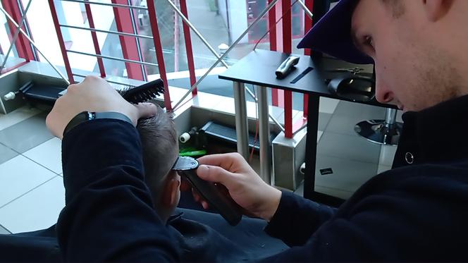 Barberzy odwiedzili chorzowski szpital i zafundowali sylwestrowe fryzury małym pacjentom 