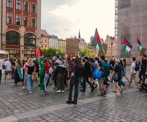 Głośny protest na Rynku we Wrocławiu przeciwko działaniom Izraela.„To nasz moralny obowiązek”