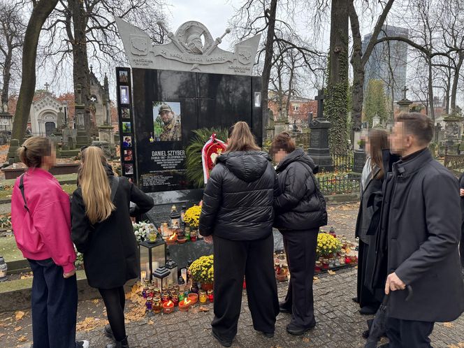 Tak wygląda grób Daniela Sztybera w Święto Zmarłych. Polski żołnierz oddał życie za Ukrainę