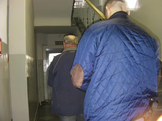 Jarocin: Rozpijał 12-letnią córkę i groził nożem żonie!