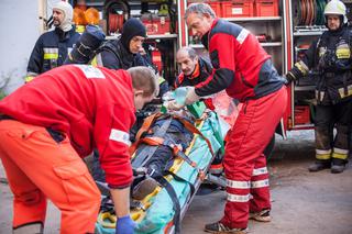 Strażacy. Dario, Adam i strażacy z Żyrardowa ratują 7-letnią Krysię i jej matkę