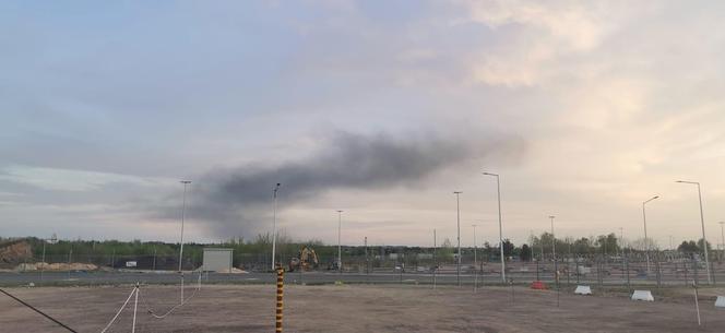 Gigantyczny pożar w Katowicach. Pali się hala Farmacol przy ul. Rzepakowej - widok z lotniska w Pyrzowicach