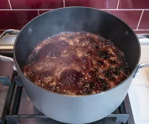 Oczyszcza organizm, zmniejsza stany zapalne. Ale absolutnie nie jedz go na surowo