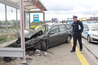 Samochód wjechał w przystanek