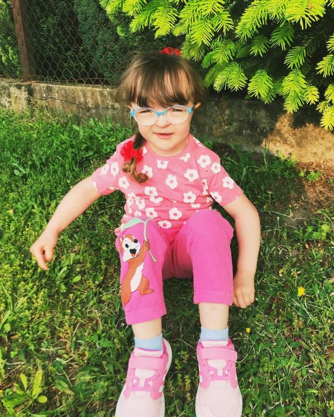 Pani Monika adoptowała niepełnosprawną Natalkę. „Moje życie jest tysiąc raz trudniejsze, a jednocześnie milion razy szczęśliwsze”