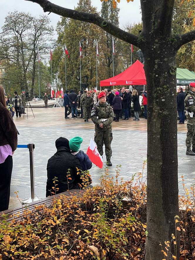 11 listopada. Narodowe Święto Niepodległości w Lublinie. Sprzedawca flag: "Z poczucia patriotyzmu nie podwyższałem cen"