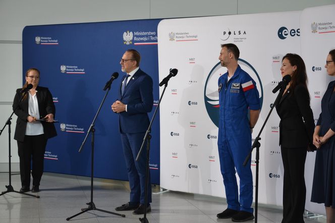 Powitanie Sławosza na warszawskim lotnisku