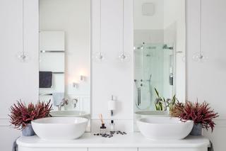 Elegancka łazienka dla dwojga: przedwojenny sznyt i współczesny minimalizm
