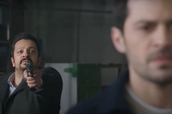 Wtem Idris chwyci za broń i wyceluje w Aziza! 