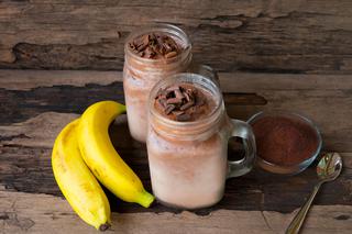 Bananowy koktajl z kakao i miodem: domowy sposób na uciążliwy kaszel