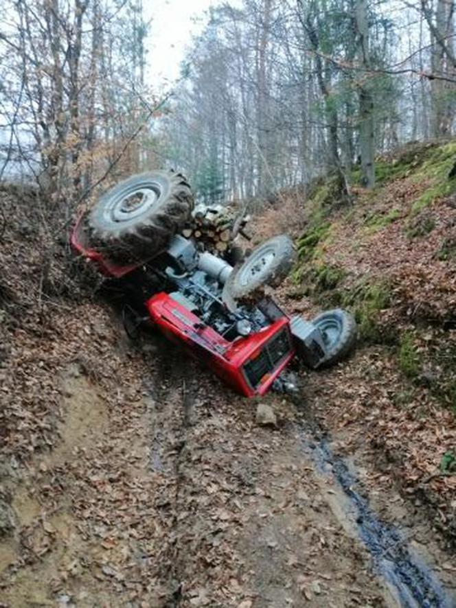 Groźny wypadek w Izdebkach. Ciągnik przygniótł mężczyznę