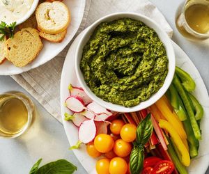 Blenduję szpinak z tymi składnikami. Tę pełną smaku pastę kanapkową robię w kilka minut 