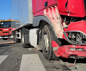 Osobówka zderzyła się z samochodem ciężarowym. 9-letni chłopczyk trafił do szpitala. „Trwają czynności”