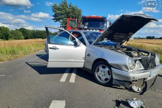 Wojska. Kierowca mercedesa wymusił pierwszeństwo na motocykliście. Nie żyje 49-latek