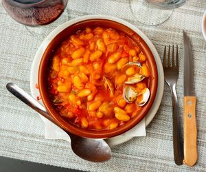 Pyszny, wegetariański i sycący. Gulasz z halloumi to sprawdzony pomysł na obiad