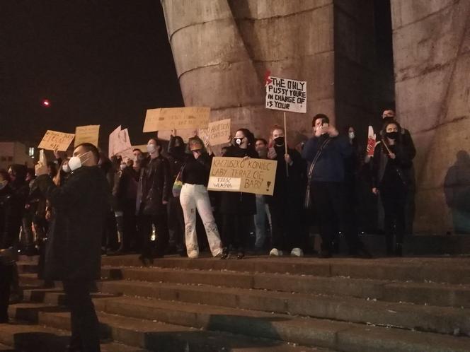 Rzeszów nadal strajkuje! Kobiety znów wyszły na ulice miasta [ZDJĘCIA, WIDEO]