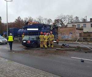 Wypadek na Jana Pawła II w Lesznie. Kierowca osobówki przejechał przez barierki