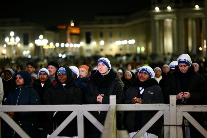 Wierni modlą się o zdrowie papieża Franciszka