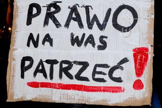 Polacy protestują przed Sejmem. Manifestacja skończona, ale demonstranci pozostali  [RELACJA NA ŻYWO]