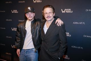 Syn Bartłomieja Topy z ojcem na ściance