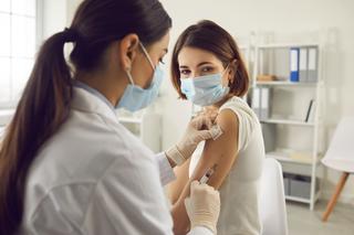 Lekarze apelują: Ozdrowieńcy muszą się szczepić! - można ponownie zachorować na COVID-19