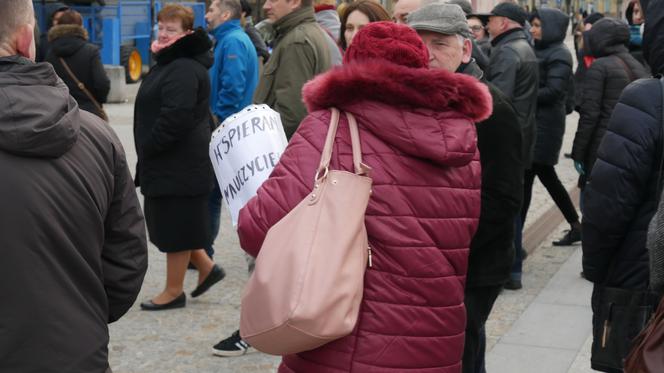 Strajk nauczycieli. Pikieta poparcia przed kuratorium oświaty w Białymstoku
