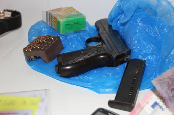 Policjanci znaleźli broń palną i 19 sztuk ostrej amunicji