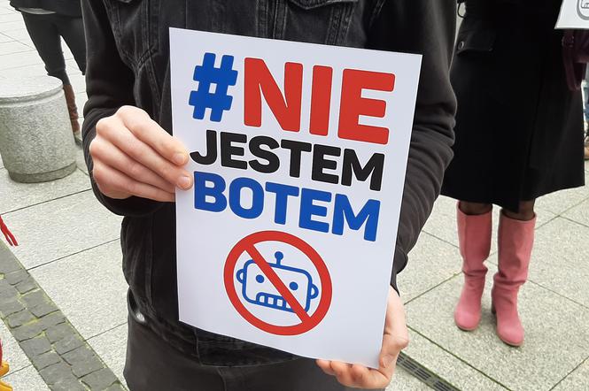 NIE JESTEM BOTEM - z takim hasłem przyszli protestujący pod Urząd Marszałkowski