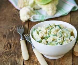 Sałatka z kalafiorem, ogórkiem i jajkiem – prosta, a robi furorę!