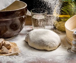 Tajemnica idealnego ciasta drożdżowego. Jak zrobić najlepsze ciasto drożdżowe? [WIDEO]