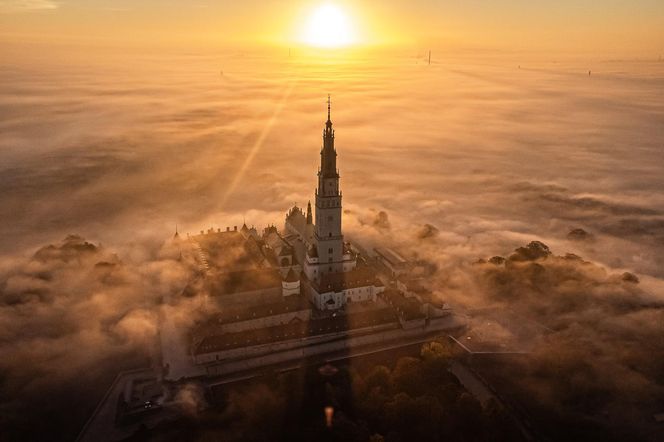 Jasna Góra jak samotny okręt we mgle. Wyjątkowe zdjęcia