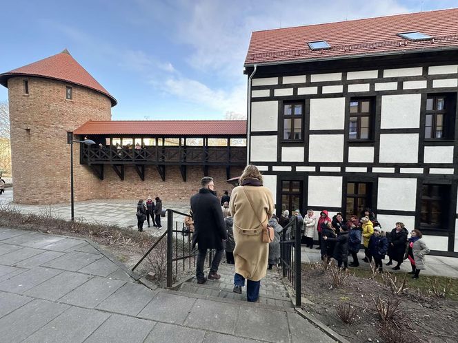 Odrestaurowana baszta i budynek przymurny w Słupsku