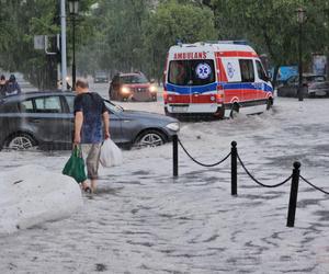 Nawałnica nad Gnieznem. Miasto zalały strumienie wody po ulewie i gradobiciu [ZDJĘCIA].