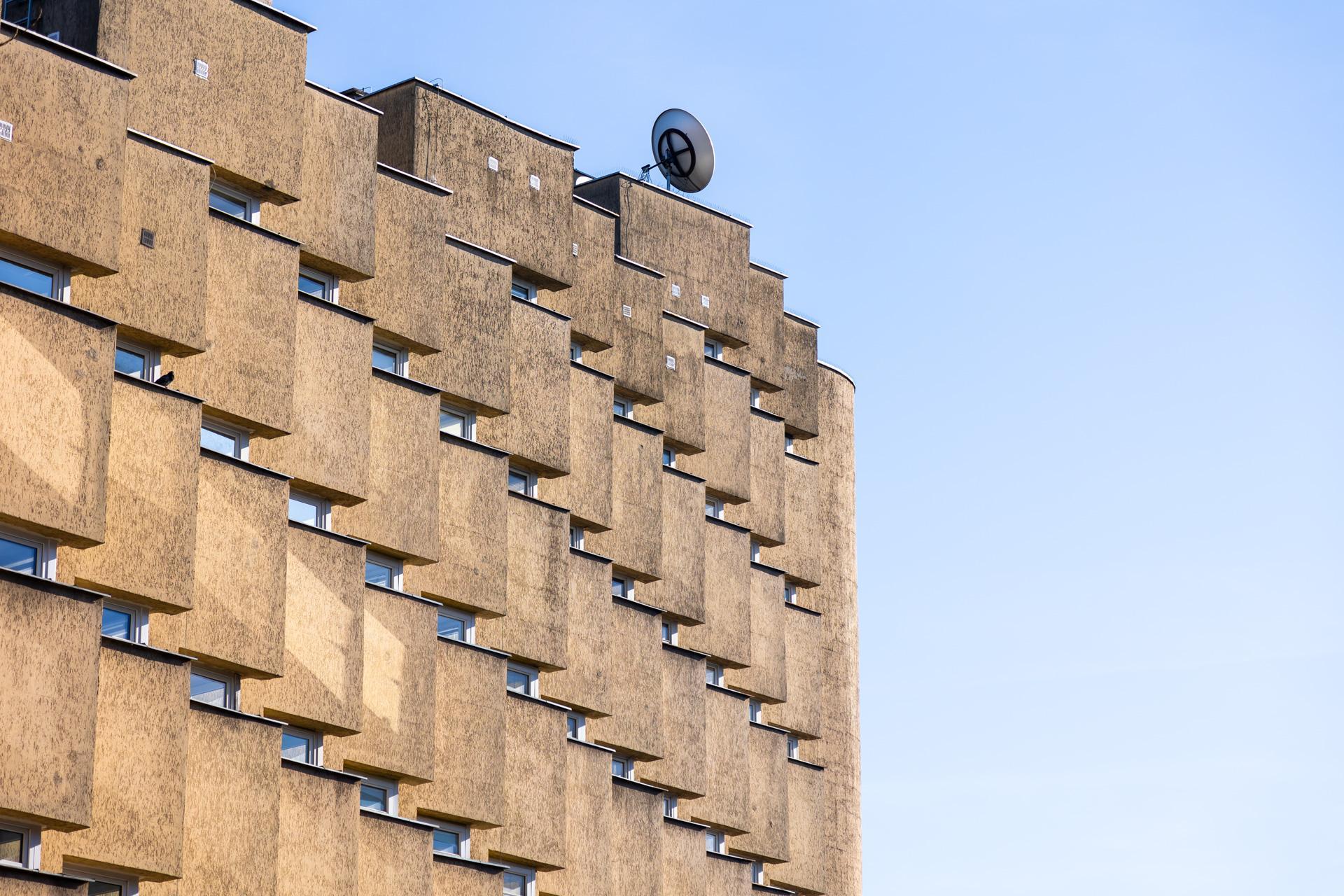 Blok PRL na ul. Koziej 9 - zobacz budynek, który z zmienia się wraz z punktem widzenia