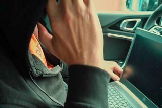 Miał polubić i zyskać, a stracił! 44-latek padł ofiarą oszustwa internetowego