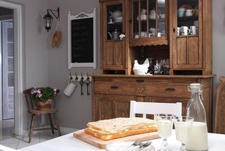 Drewniany kredens w białej kuchni