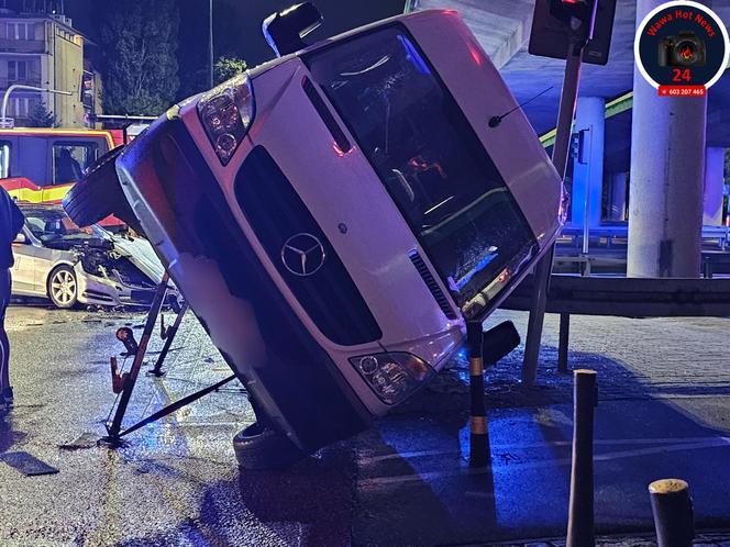 Fatalny wypadek w Warszawie. Bus wywrócił się na drodze, wielu rannych 