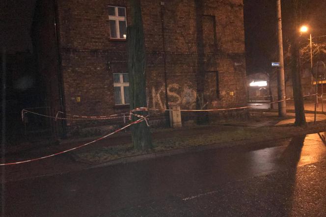 Katowice: 7 osób ewakuowano z kamienicy przy ul. Jankego. Zawalił się dach i odpadł fragment elewacji [ZDJĘCIA]