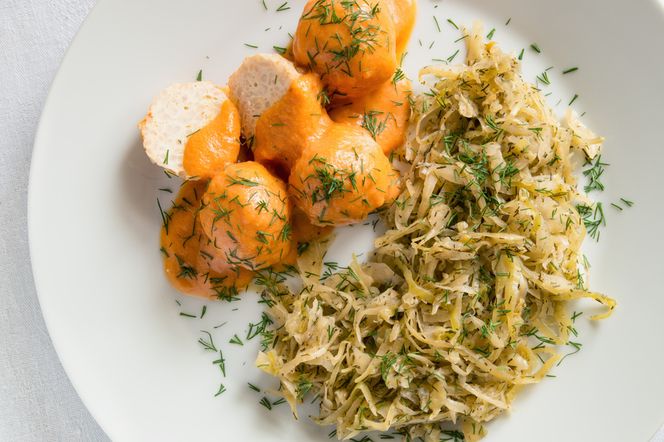 Tradycyjna młoda kapusta na ciepło z koperkiem i szczypiorkiem